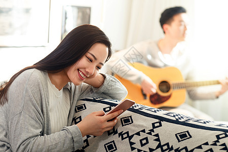 男朋友青年伴侣住房青年女人看手机图片