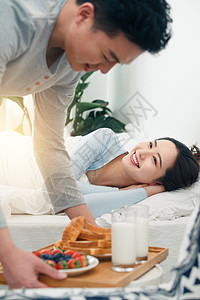 男朋友给女朋友做早餐高清图片