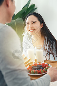 青年男子给女朋友拿早餐图片