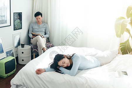 精力亚洲人温馨青年伴侣的家庭生活图片