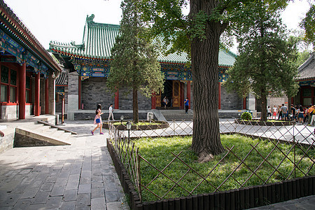 游客亭台楼阁古典风格北京恭王府图片