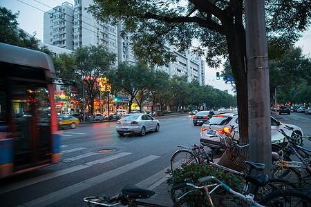 道路交通夜晚北京街市夜景高清图片
