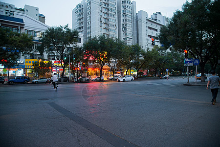 夜晚公路广告购物中心橱窗北京街市夜景背景