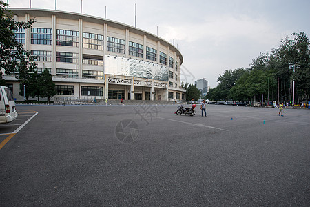 无法辨认的人都市风景摄影北京工人体育馆图片