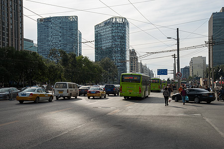 北京市区的街道和建筑物图片