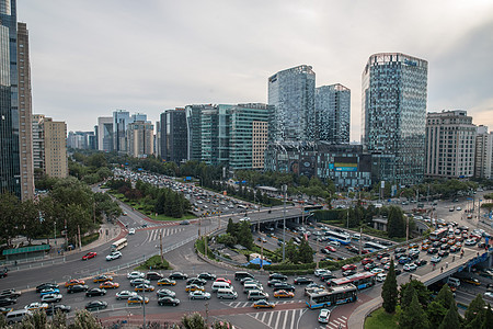 北京市区的街道和建筑物图片