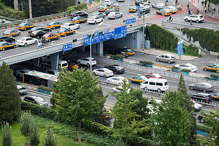 北京市区的街道和建筑物图片