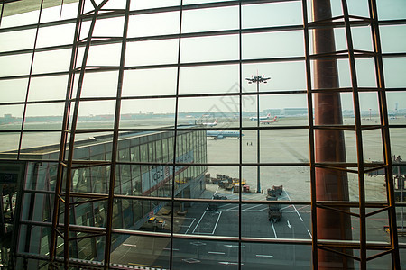 过道透过窗户往外看户内北京首都机场图片