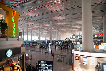 过道无法辨认的人水平构图北京首都机场图片