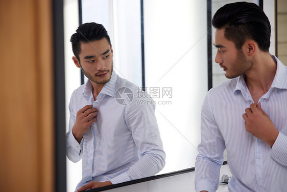 照镜子的成熟商务男士图片