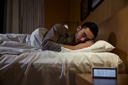 优质男士睡眠形象床头高清图片素材