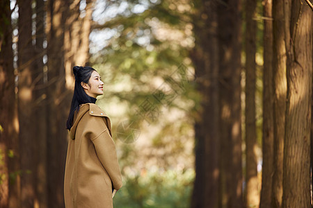 秋季美女观赏公园景色图片