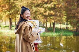 秋季美女公园写生形象图片