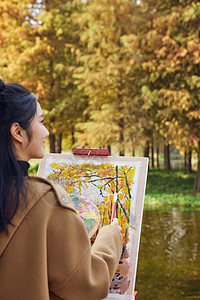 秋季美女大学生公园写生背景图片