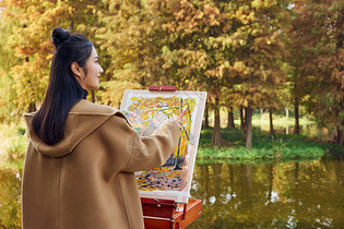 秋季美女户外公园画画背影图片