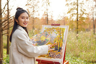 秋季户外女大学生公园写生图片