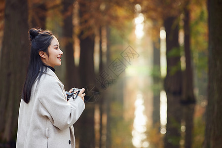 秋季美女公园拍照高清图片