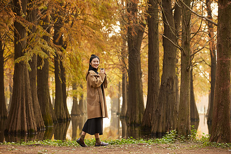 美女喝奶茶美女欣赏秋季景色形象背景