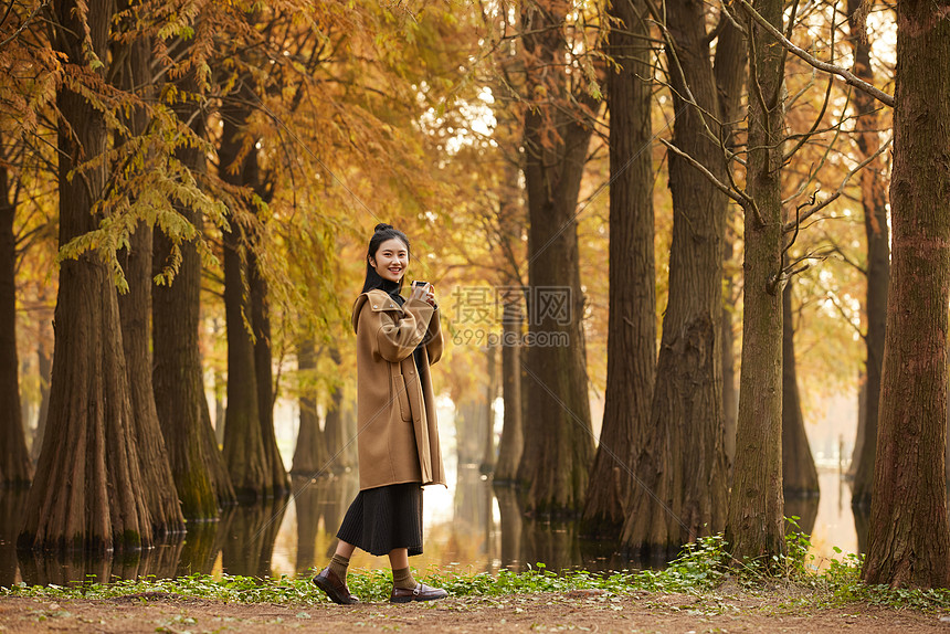 美女欣赏秋季景色形象图片