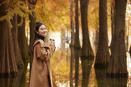 美女大学生手捧奶茶高清图片