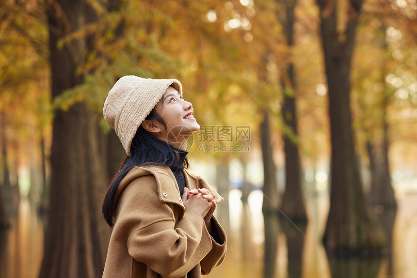 清纯美女在秋冬景色中许愿图片