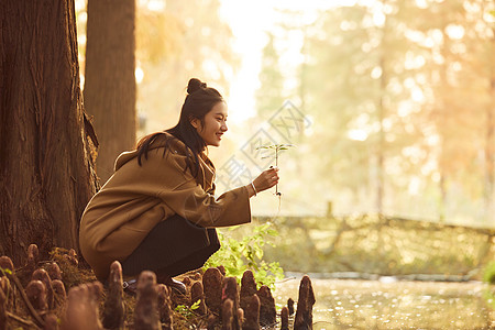 清纯美女郊游湖边戏水图片