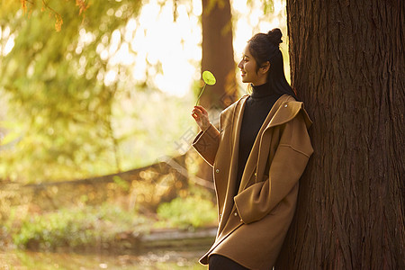 夕阳下美女欣赏秋色风景图片