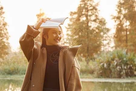 秋季美女夕阳下遮阳背景图片