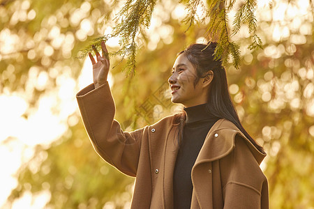 美女秋季郊游看风景图片