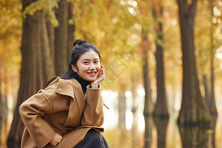 秋色户外美女森林写真图片