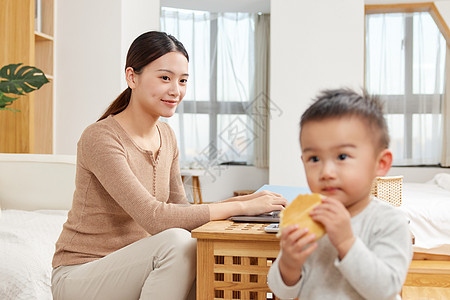 居家办公陪伴孩子的母亲图片