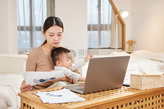 居家办公带娃烦恼的年轻母亲图片