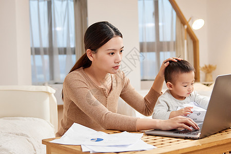 居家办公陪伴孩子的母亲图片