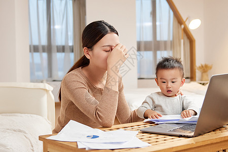 居家办公带娃疲惫的宝妈图片