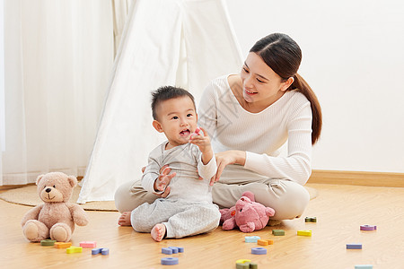 宝妈在家陪伴孩子玩耍高清图片