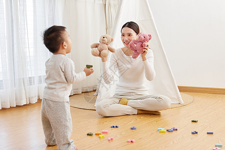 年轻妈妈与孩子家中玩耍高清图片