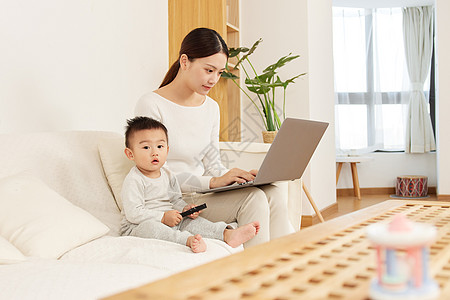 居家女性使用居家使用电脑的宝妈背景