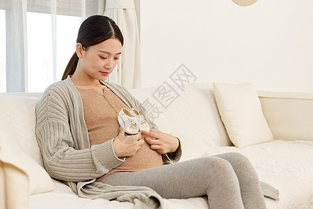 期待宝宝诞生的年轻孕妈背景图片