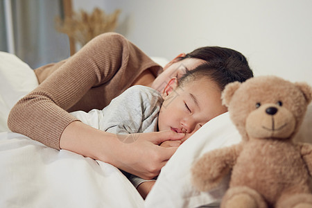 睡觉母子夜晚妈妈与孩子一起入睡背景