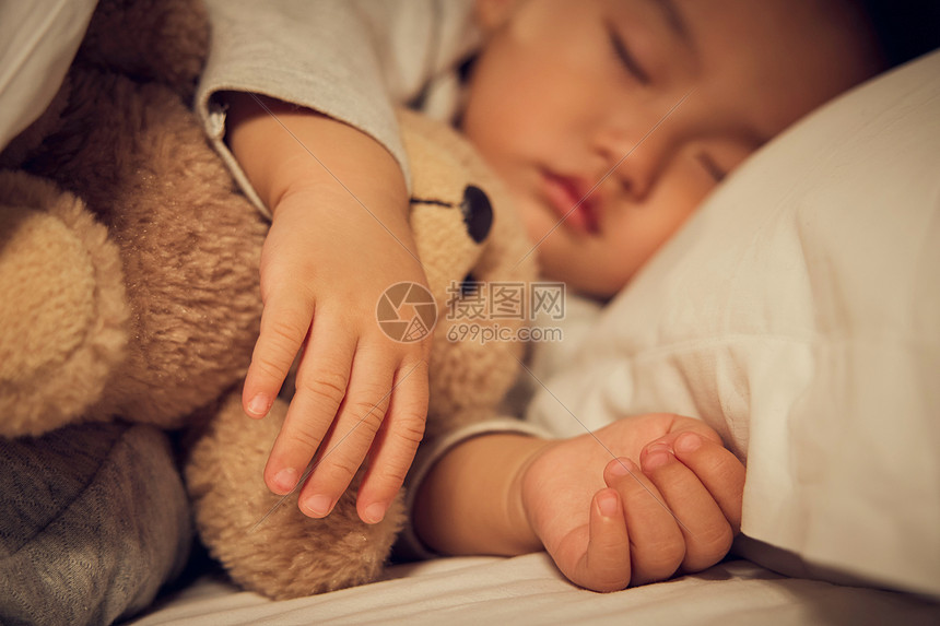 熟睡抱着玩偶的婴儿宝宝图片