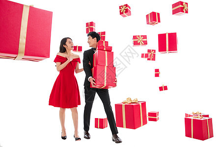 西装愉悦惊喜快乐的青年伴侣抱着礼品盒图片