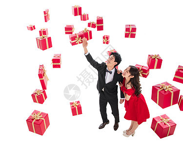 女朋友亚洲人年轻人伸手接礼物的幸福伴侣图片