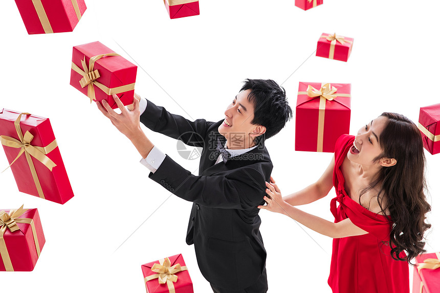 礼品盒女朋友站着伸手接礼物的幸福伴侣图片