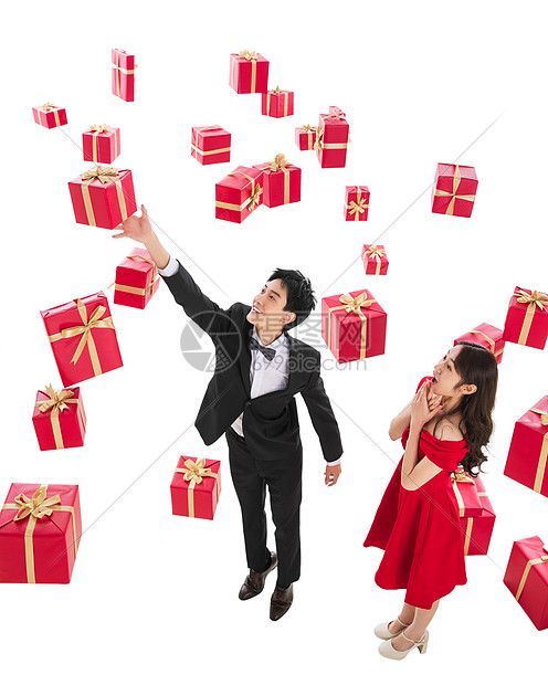 人亚洲人男朋友伸手接礼物的幸福伴侣图片