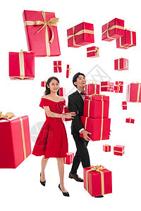 礼物正装金色快乐的青年伴侣抱着礼品盒图片