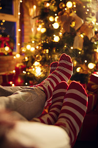 圣诞节情侣两个人相伴青年伴侣穿着圣诞情侣袜的脚部特写背景
