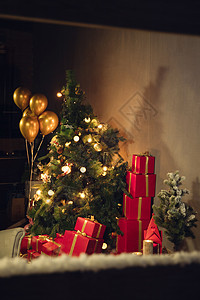 气球灯夜晚窗内的圣诞树和圣诞礼物背景图片