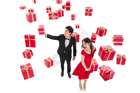 异恋20到24岁青年伴侣伸手接礼物的幸福伴侣图片
