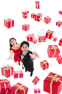 快乐漂亮的人高兴的伸手接礼物的幸福伴侣图片