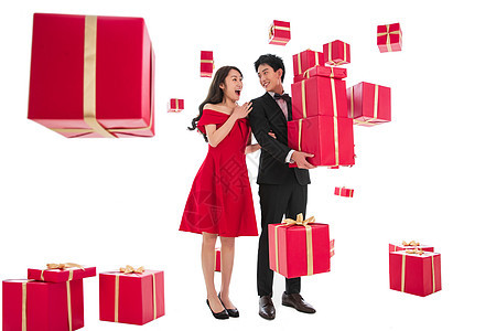 惊喜年轻人女人快乐的青年伴侣抱着礼品盒图片